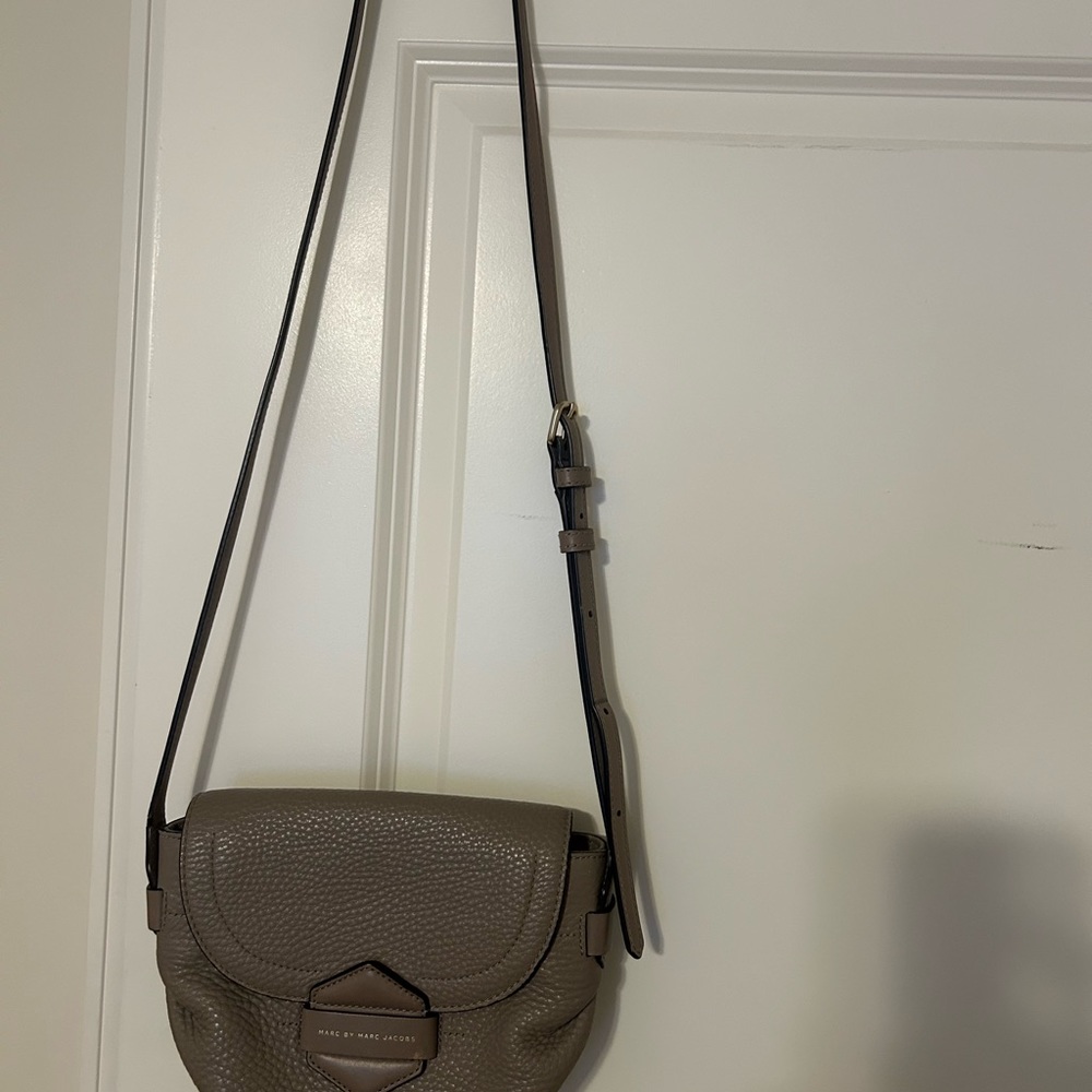 MARC by MARC JACOBS taupe leather crossbody purse - Picture 2 of 7
